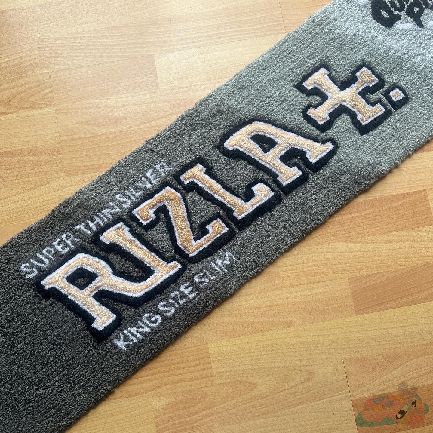 ‘RIZLA SILVERS’ HANDTUFTED RUG