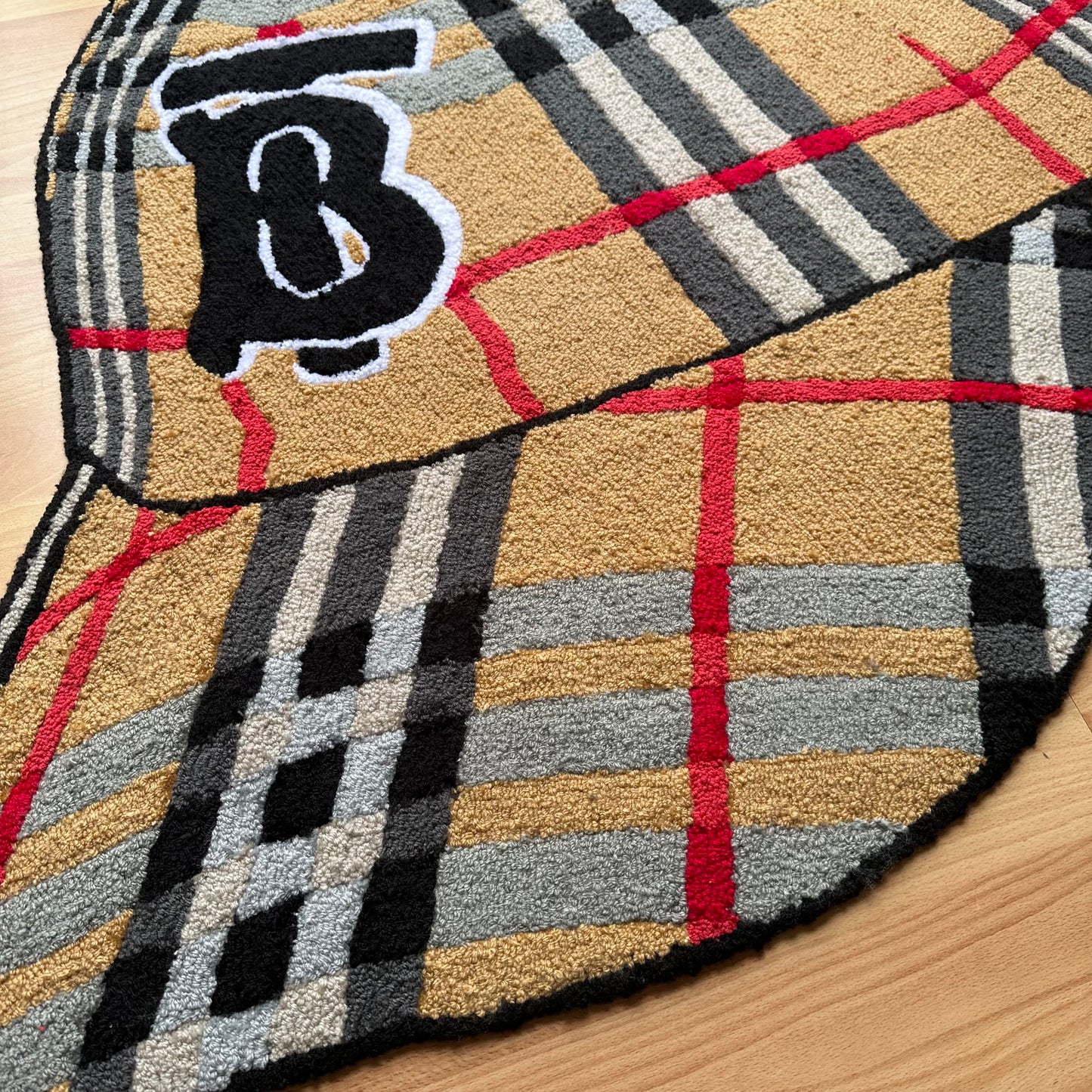 ‘BURBERRY CAP’ HANDTUFTED RUG