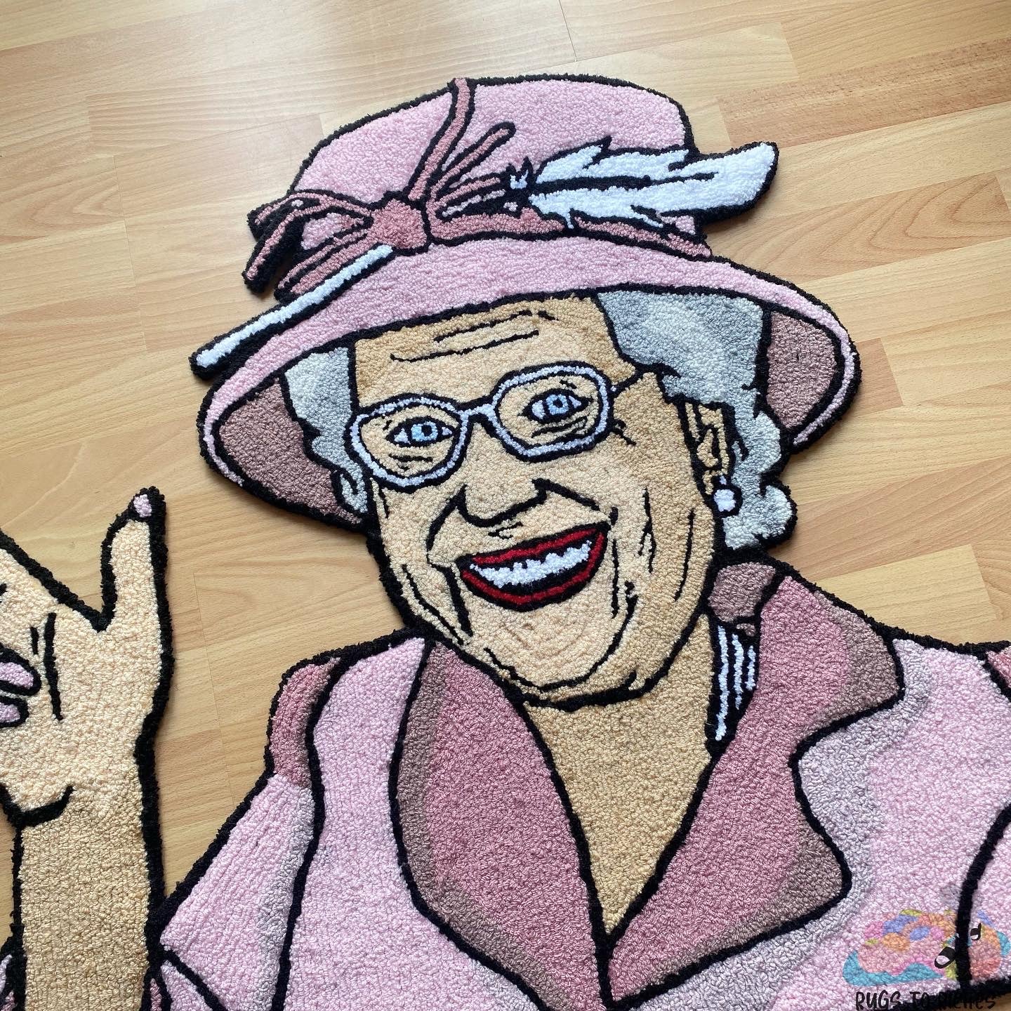 ‘QUEEN JUBILEE’ HANDTUFTED RUG