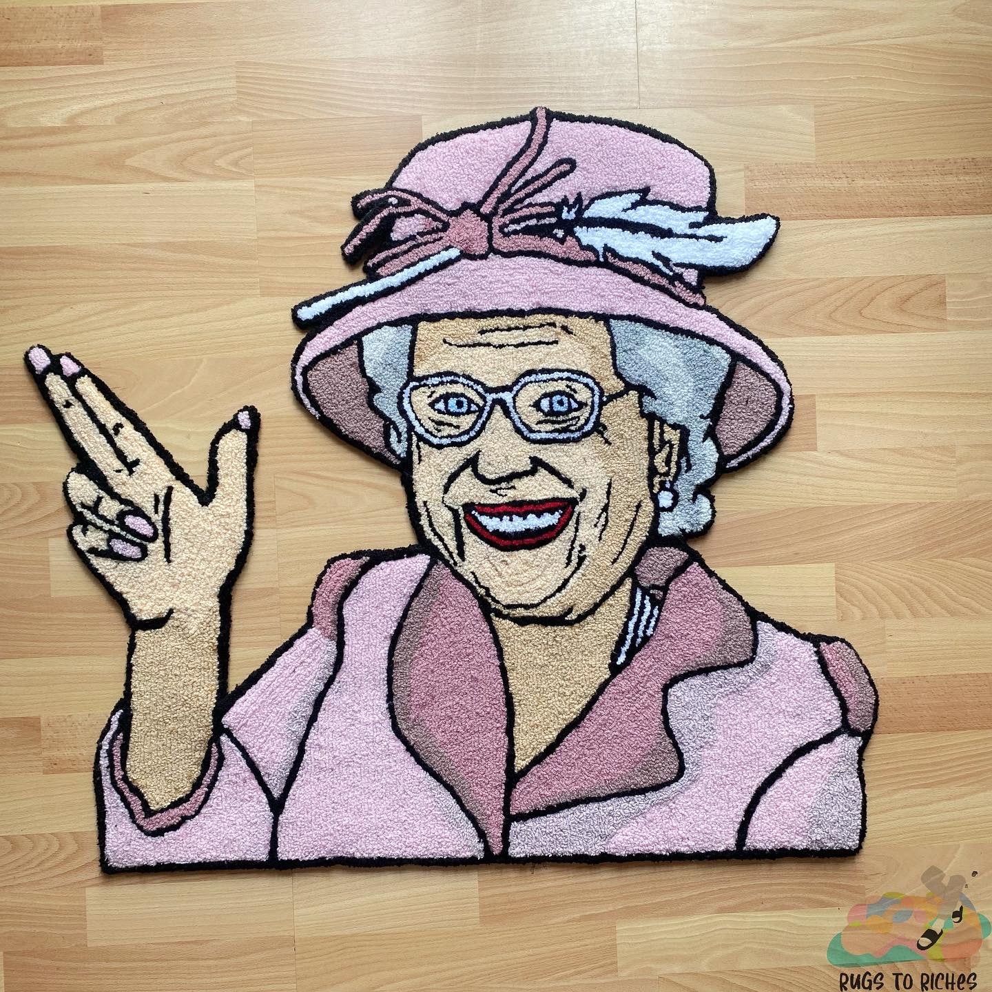 ‘QUEEN JUBILEE’ HANDTUFTED RUG